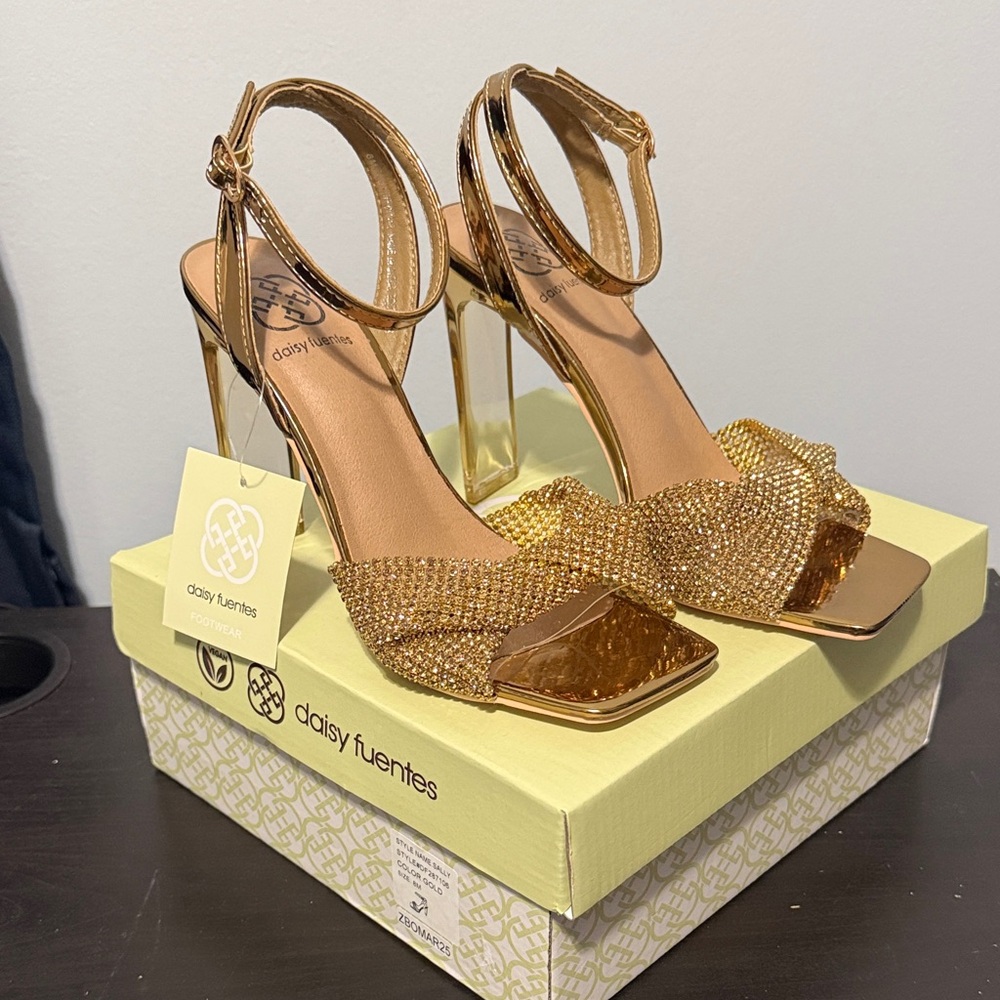 NIB Daisy Fuentes Shimmering Gold Heels